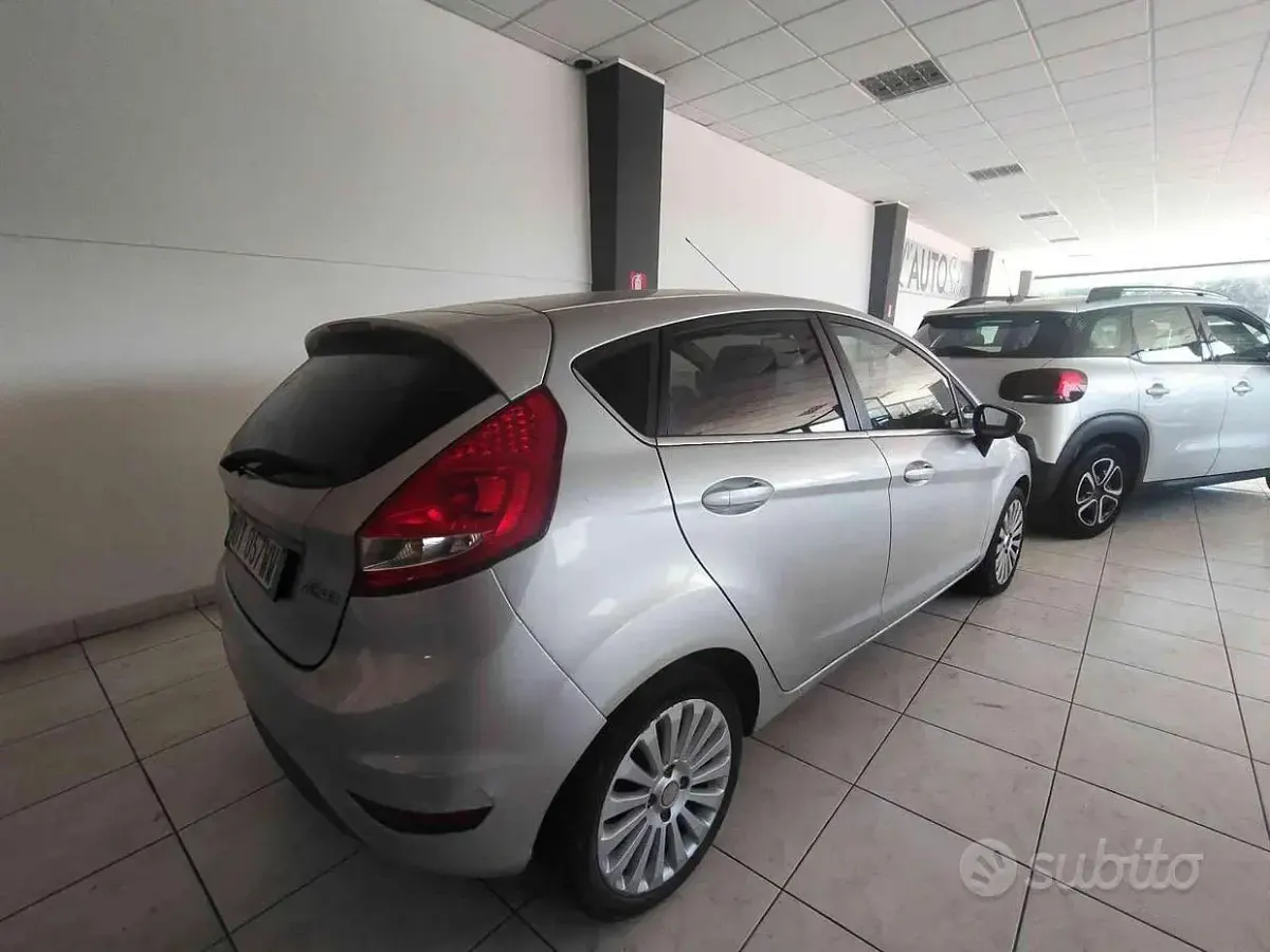 Usata Ford Fiesta 97 CV (71 kW) 2009 Grigio Berlina