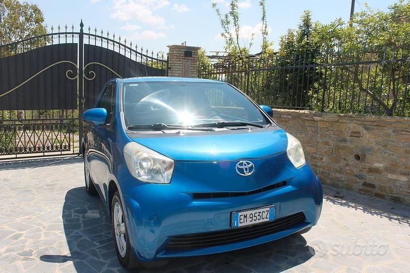 Usata Toyota iQ Active 68 CV (50 kW) 2012 Blu Utilitaria