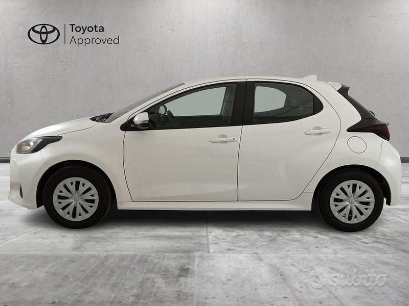 Usata Toyota Yaris Hybrid Active 92 CV (67 kW) 2025 Bianco Berlina