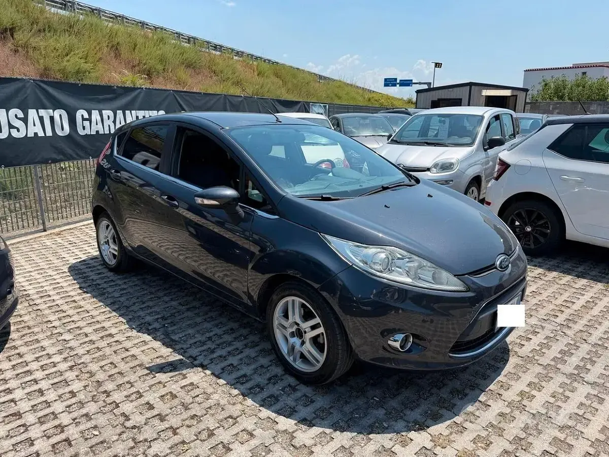 Usata Ford Fiesta Titanium 82 CV (60 kW) 2010 Grigio Berlina