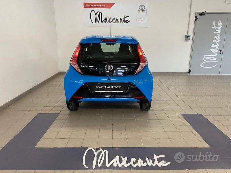 Usata Toyota Aygo X-play 69 CV (50 kW) 2017 Blu Utilitaria