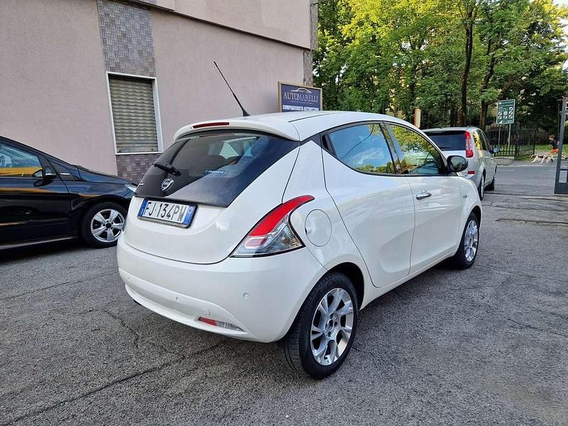Usata Lancia Ypsilon Silver 69 CV (50 kW) 2017 Bianco Utilitaria