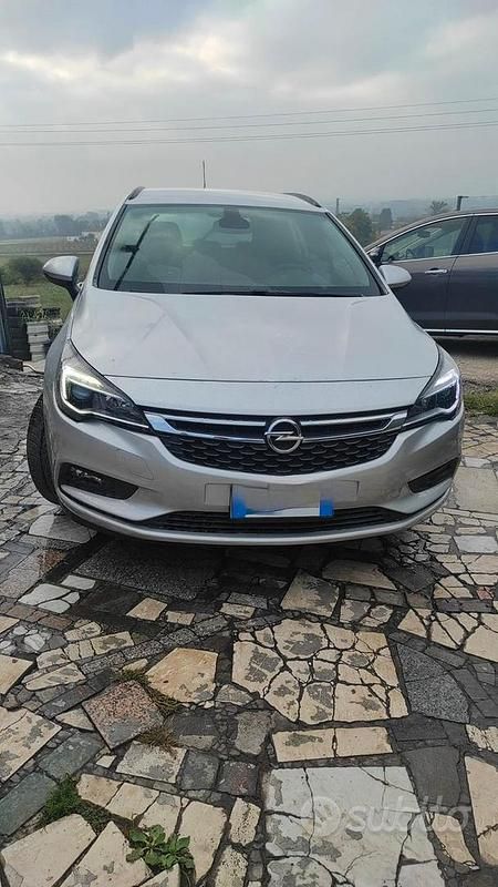 Grigio Usata 2016 Opel Astra Tre volumi | 4500 € (Super prezzo) - Immagine 1/4
