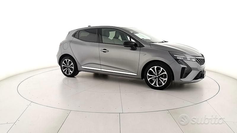 Usata Renault Clio V Techno 91 CV (66 kW) 2024 Grigio Berlina