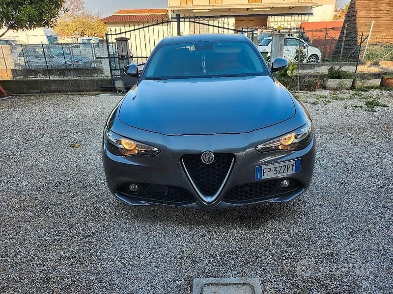 Usata Alfa Romeo Giulia 180 CV (132 kW) 2018 Grigio Berlina