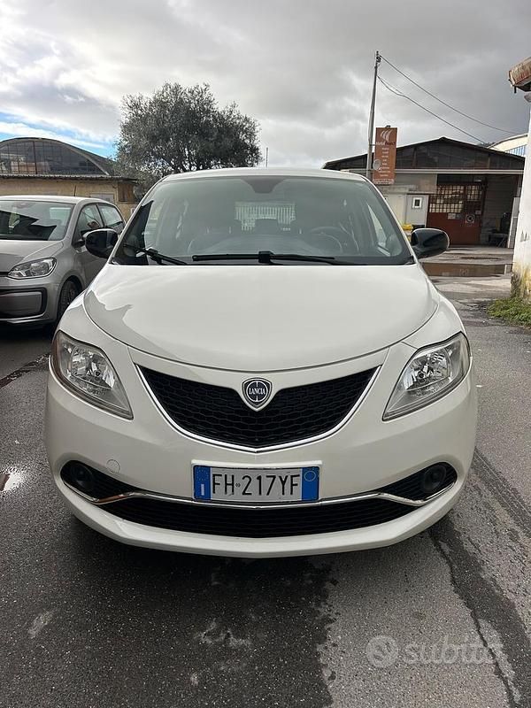 Usata Lancia Ypsilon Platinum 69 CV (50 kW) 2017 Bianco Utilitaria