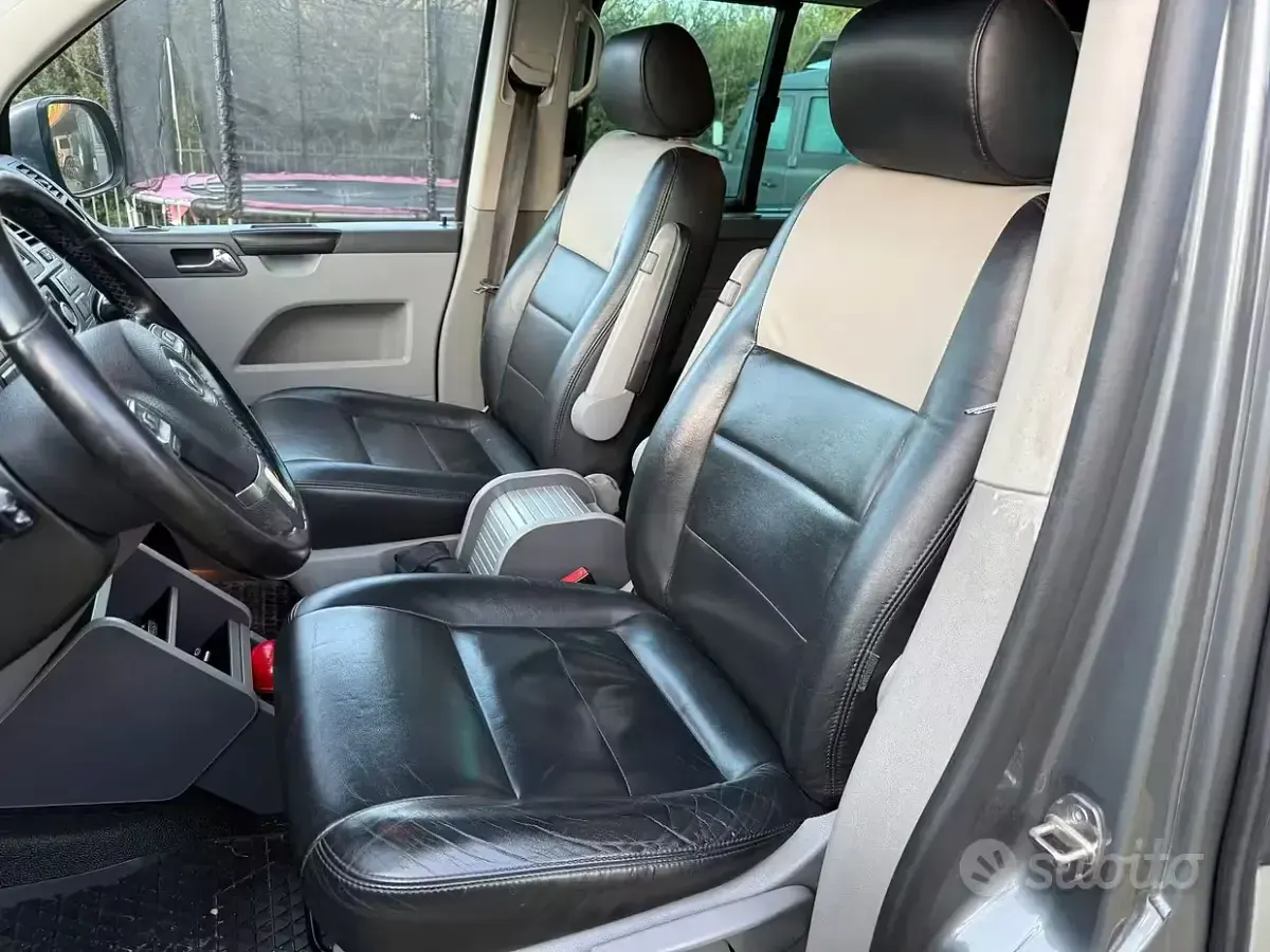 Usata VW Caravelle 180 CV (132 kW) 2010 Grigio Furgone