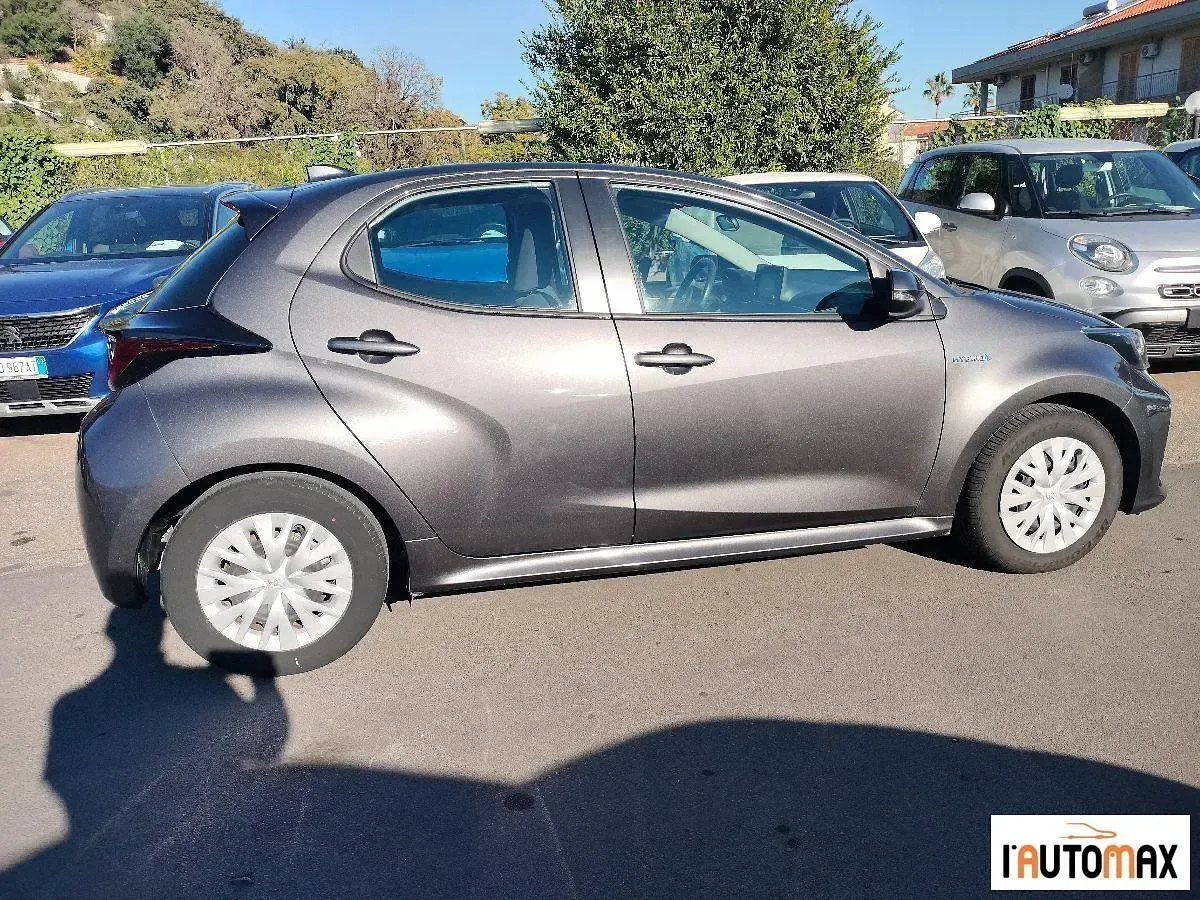 Usata Toyota Yaris Hybrid Business Edition 92 CV (67 kW) 2021 Grigio Berlina