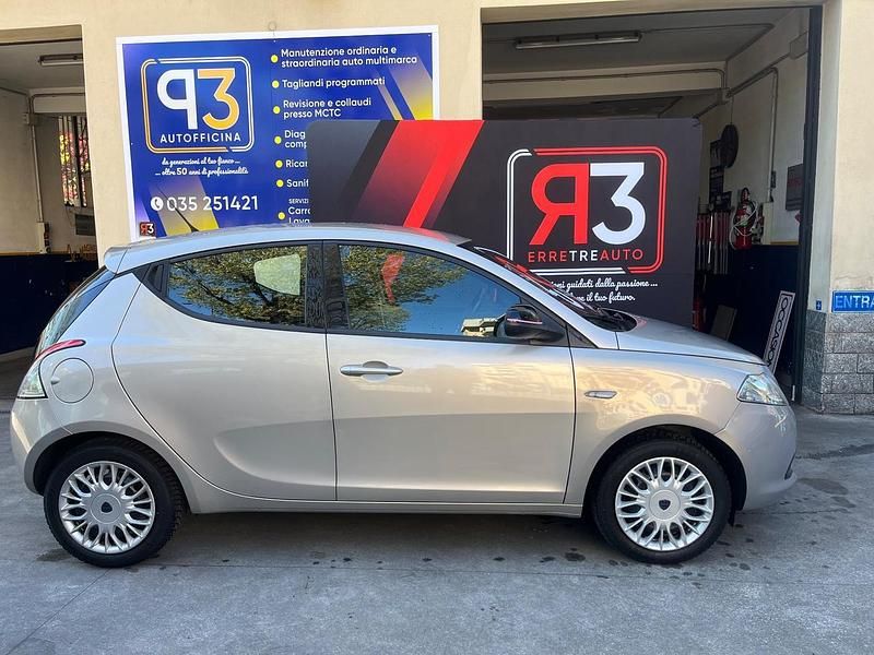Usata Lancia Ypsilon Platinum 69 CV (50 kW) 2014 Argento Utilitaria