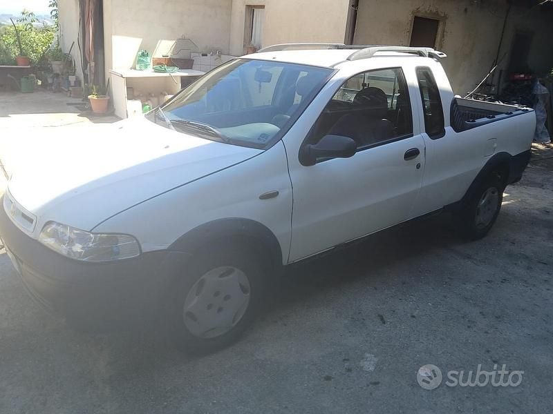 Usata Fiat Strada 63 CV (46 kW) 2005 Bianco Pick-up