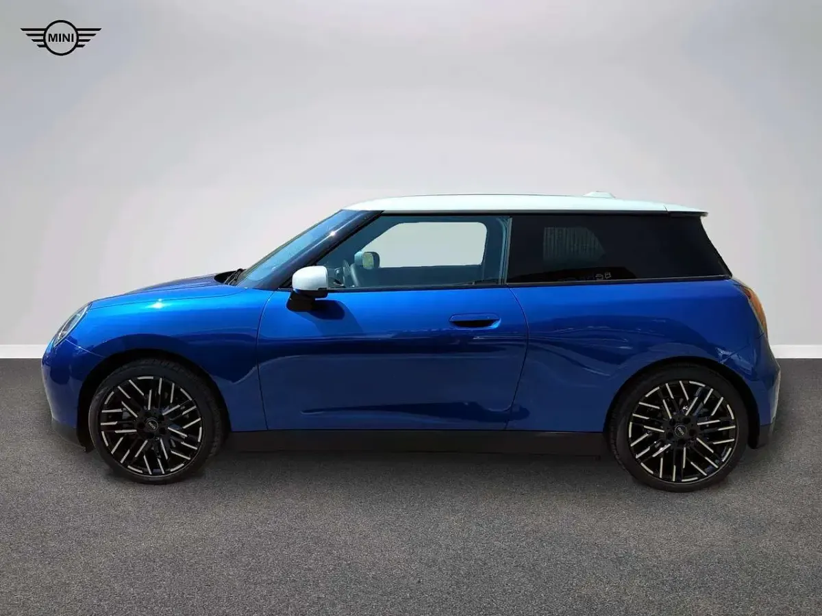 Usata Mini Cooper SE Favoured 160 kW (218 CV) 2026 Blu/azzurro Utilitaria