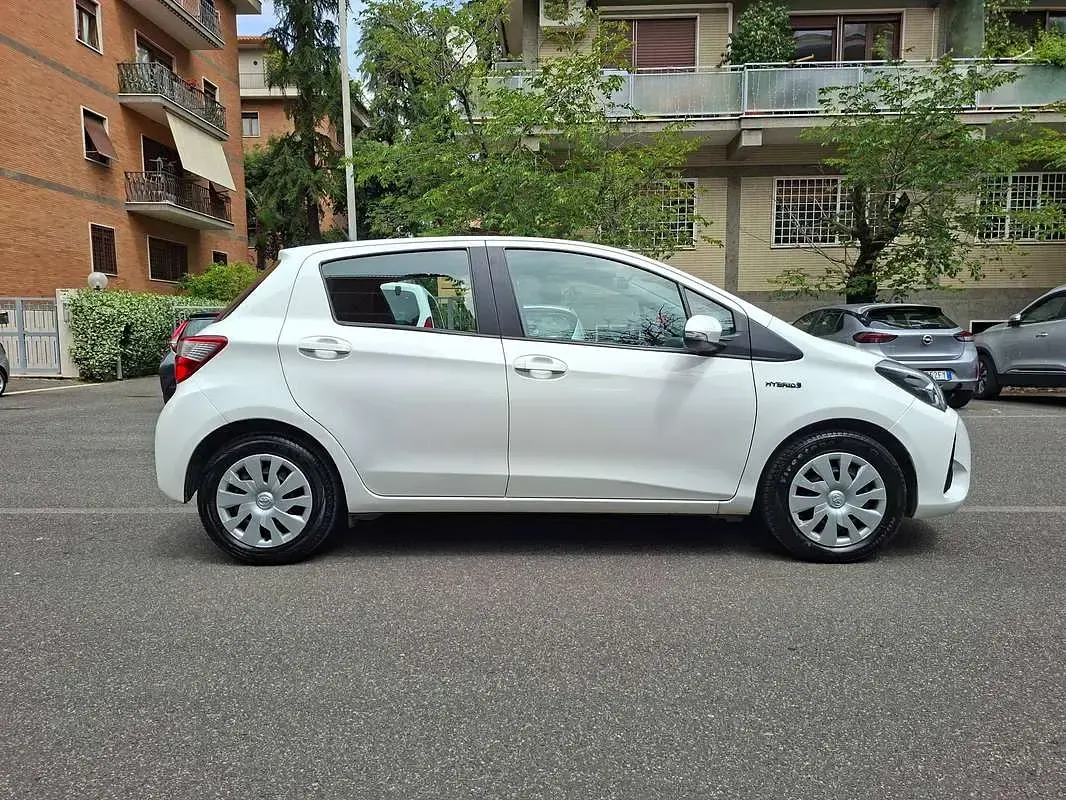 Usata Toyota Yaris Hybrid Cool 73 CV (53 kW) 2018 Bianco Utilitaria
