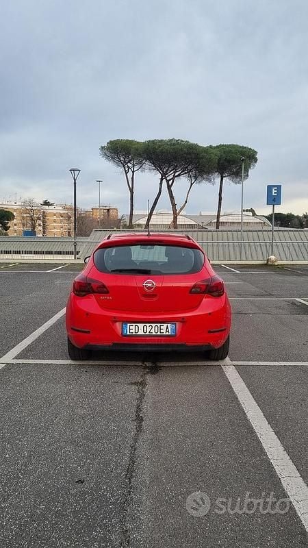 Usata Opel Astra 115 CV (84 kW) 2010 Rosso Berlina