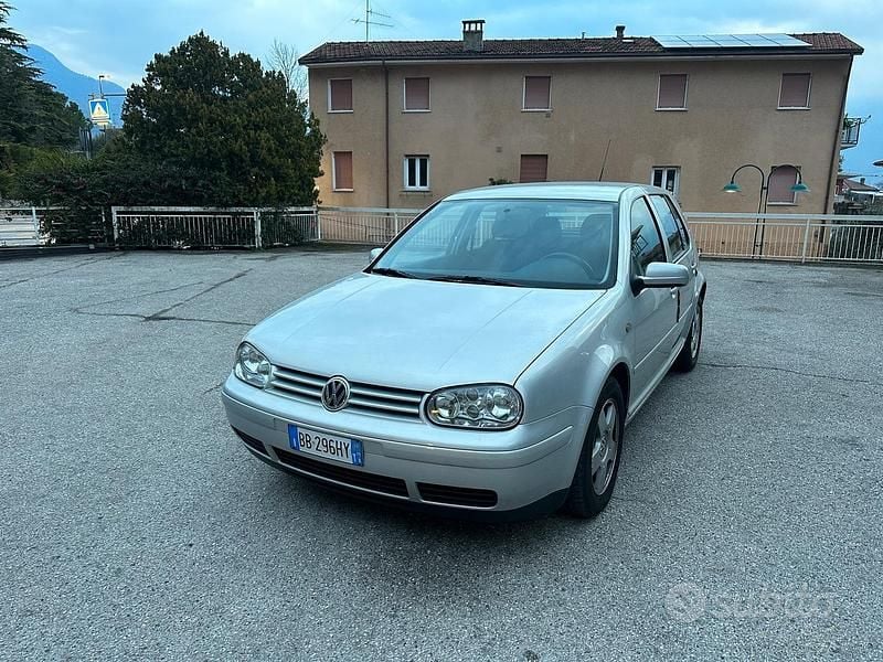 Grigio Usata 1999 VW Golf Highline Tre volumi | 4950 € - Immagine 1/4