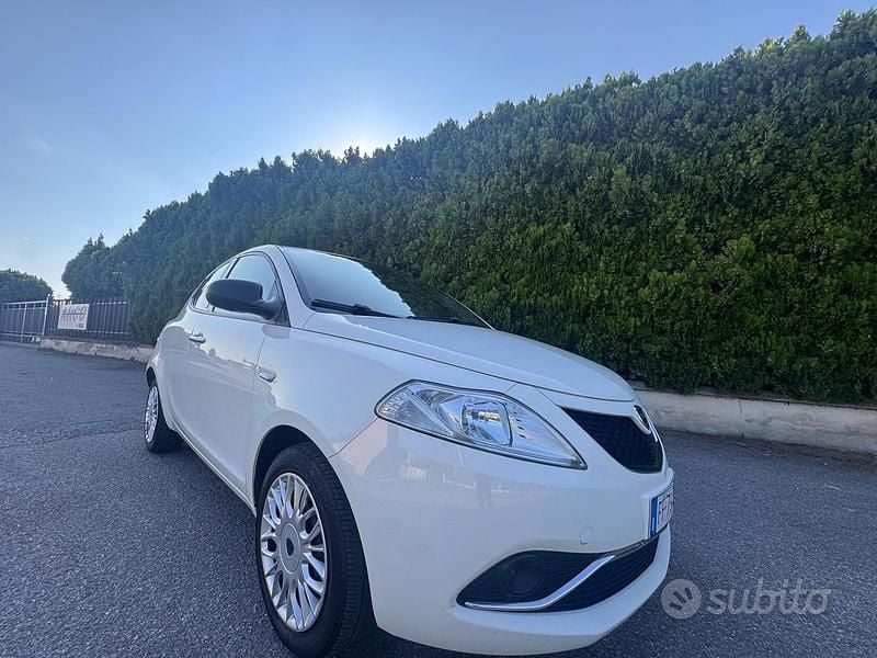 Usata Lancia Ypsilon Silver 69 CV (50 kW) 2016 Bianco Utilitaria