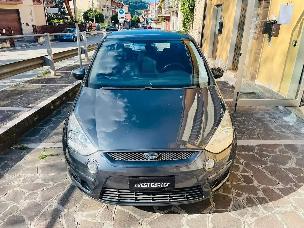 Usata Ford S-MAX Titanium 140 CV (102 kW) 2009 Grigio Monovolume