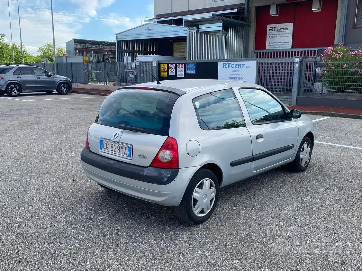 Usata Renault Clio II 58 CV (42 kW) 2003 Grigio Berlina