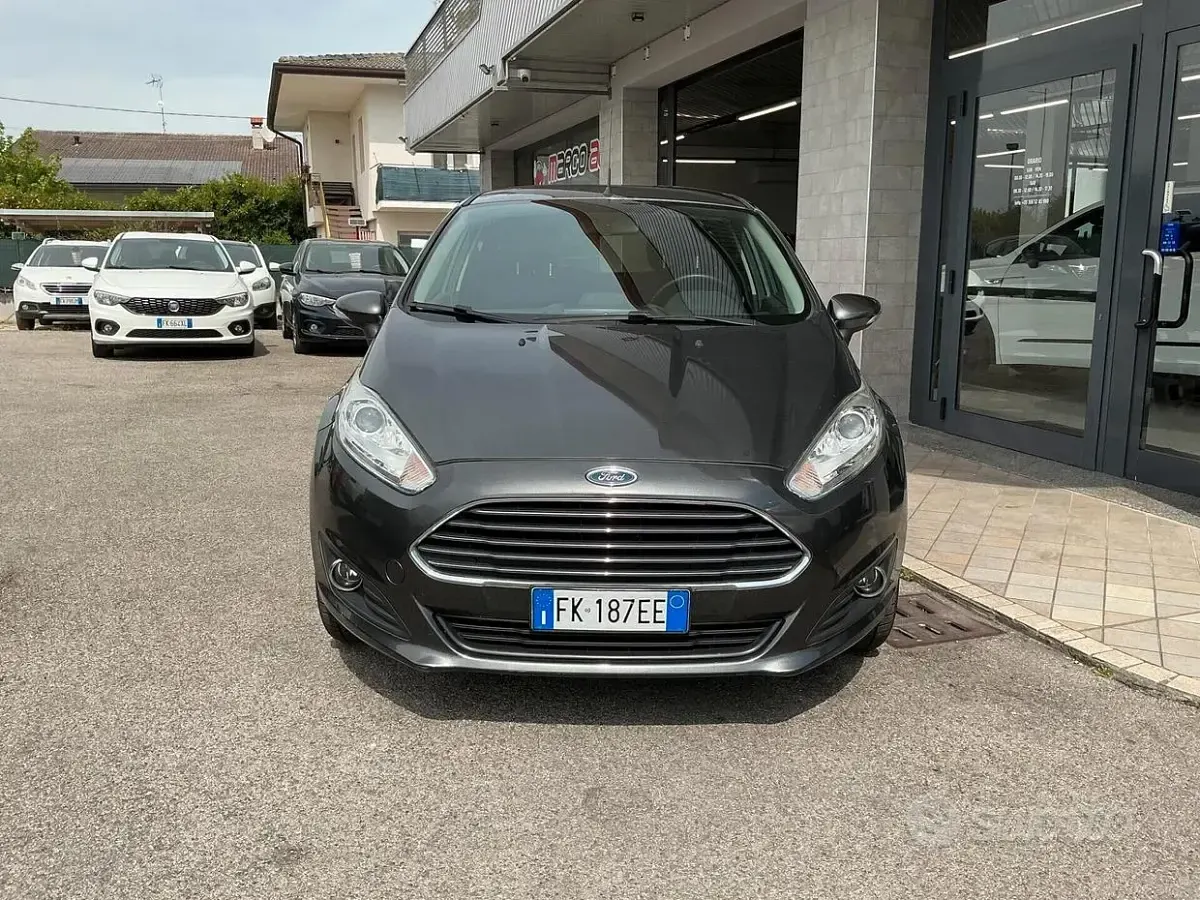 Usata Ford Fiesta 95 CV (69 kW) 2017 Grigio Utilitaria
