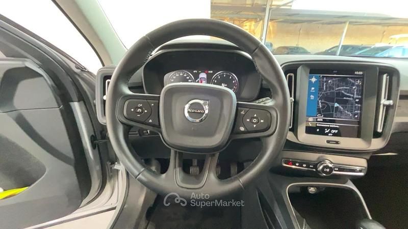 Usata Volvo XC40 129 CV (94 kW) 2023 Argento SUV