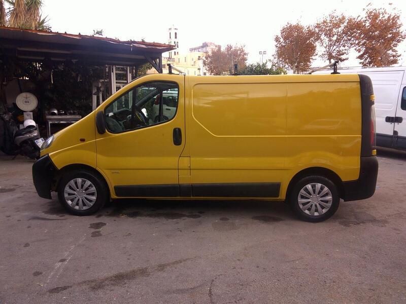 Usata Opel Vivaro 100 CV (73 kW) 2005 Giallo Monovolume
