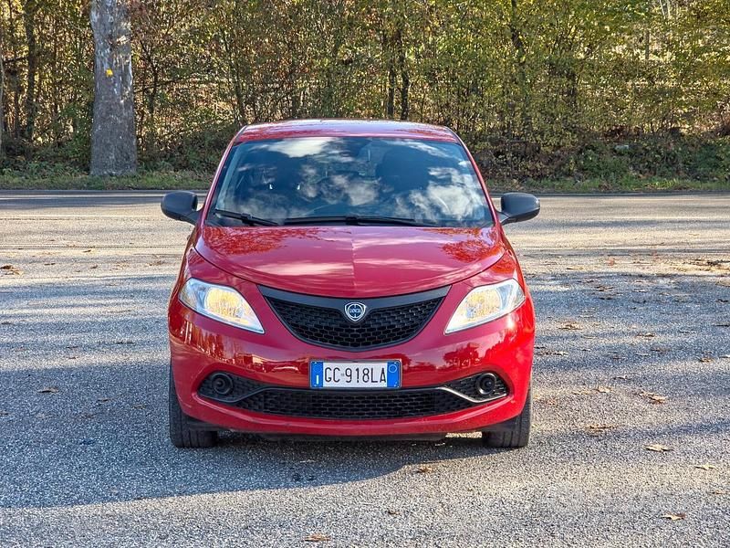 Usata Lancia Ypsilon Gold 69 CV (50 kW) 2020 Rosso Utilitaria