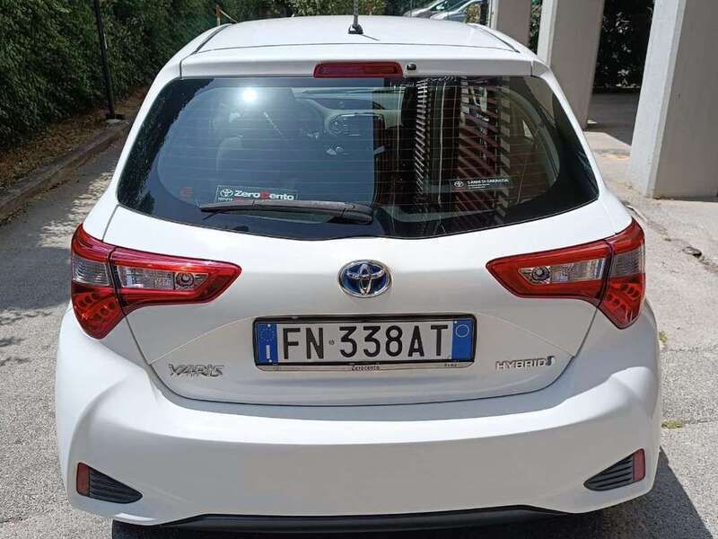 Usata Toyota Yaris Hybrid Active 73 CV (53 kW) 2018 Bianco Berlina