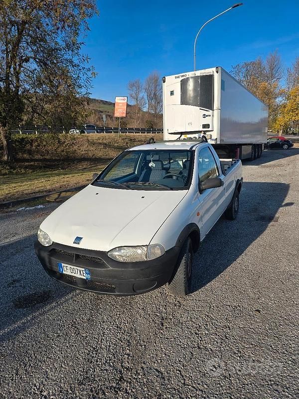 Bianco Usata 2001 Fiat Strada Pick-up | 4000 € - Immagine 1/4