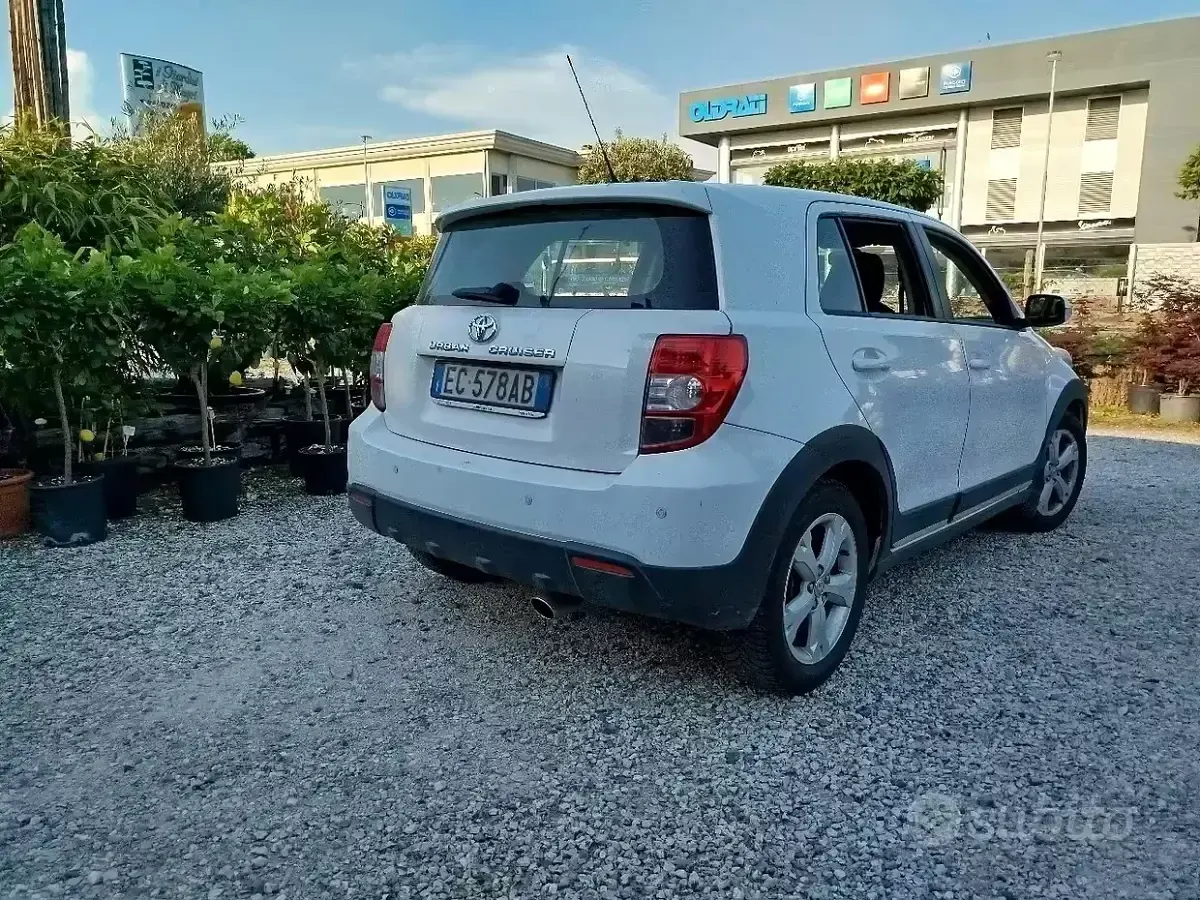 Usata Toyota Urban Cruiser 99 CV (72 kW) 2010 Bianco Utilitaria