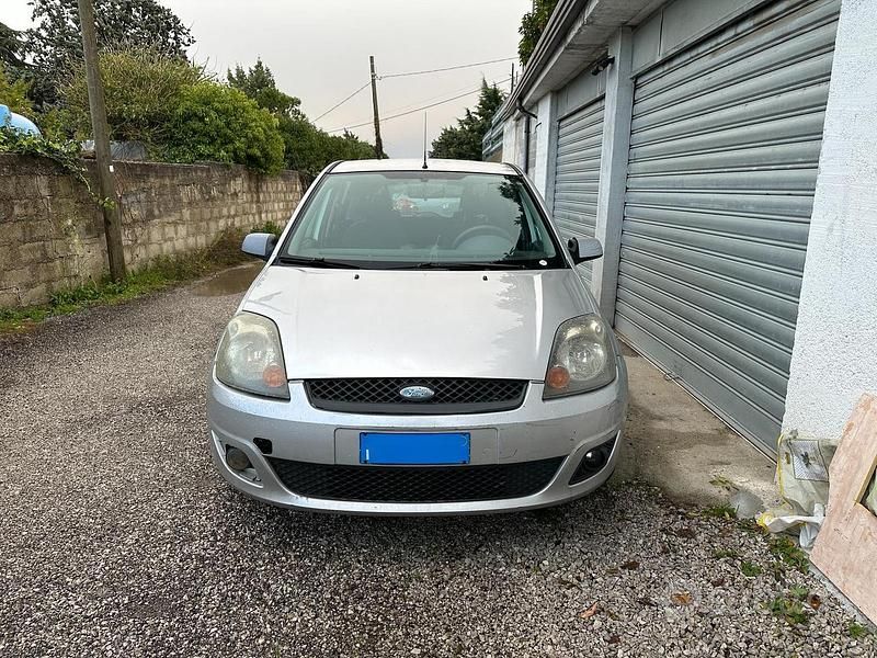 Grigio Usata 2006 Ford Fiesta Tre volumi | 1250 € (Ottimo prezzo) - Immagine 1/4