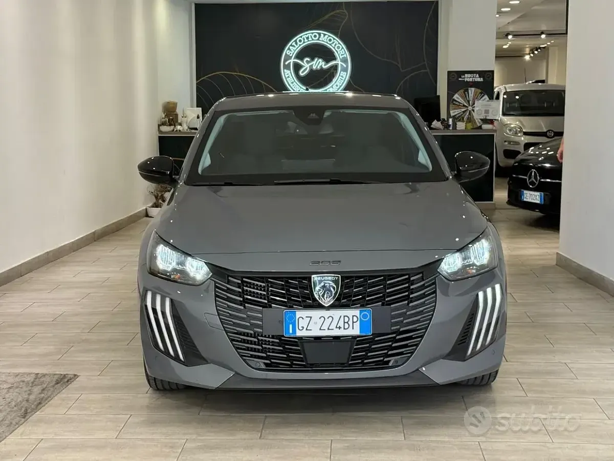 Usata Peugeot 208 Allure 101 CV (74 kW) 2025 Grigio Utilitaria