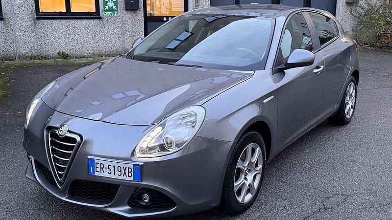 Grigio Usata 2013 Alfa Romeo Giulietta Distinctive Tre volumi | 5900 € (Buon prezzo) - Immagine 1/4