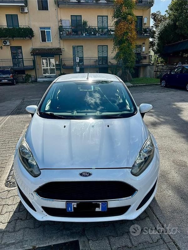 Bianco Usata 2016 Ford Fiesta Tre volumi | 5000 € (Ottimo prezzo) - Immagine 1/4