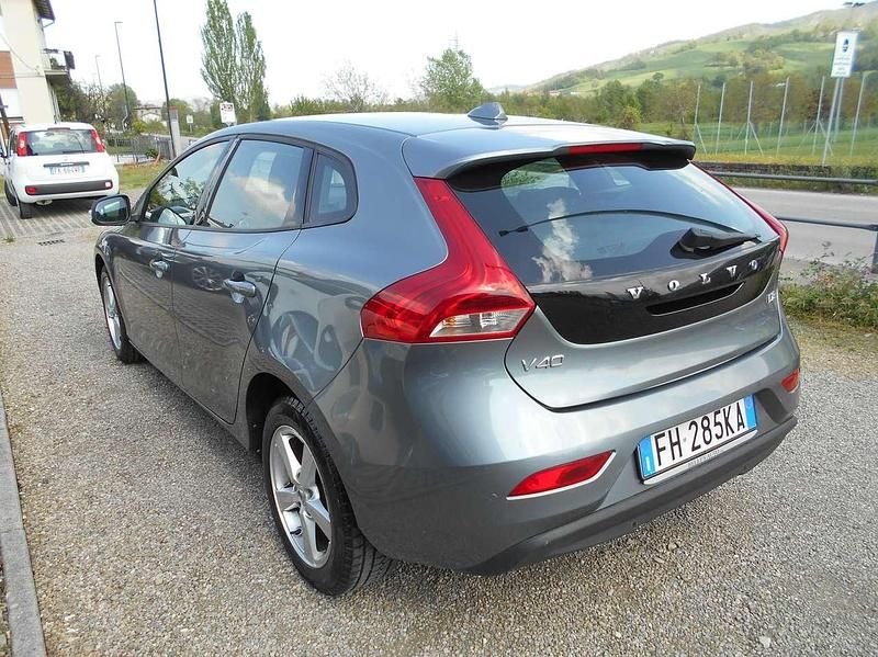 Gebraucht Volvo V40 Business Edition 120 PS (88 kW) 2017 Grau Limousine