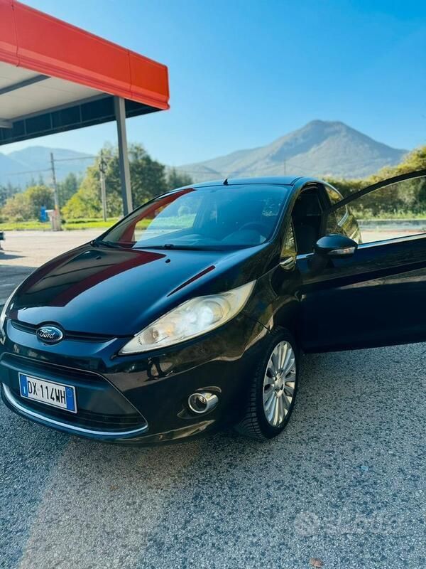 Usata 2010 Ford Fiesta Due volumi | 4700 € - Immagine 1/4