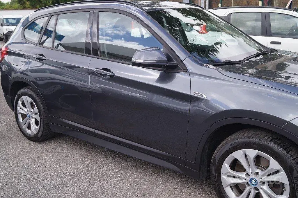 Käytetty BMW X1 Advantage 125 HP (91 kW) 2022 Harmaa Katumaasturi