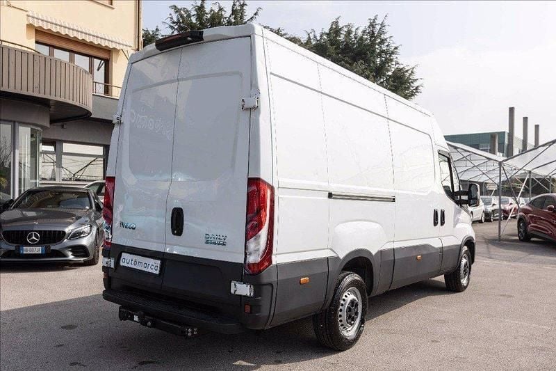 Usata Iveco Daily 136 CV (100 kW) 2022 Bianco Furgone