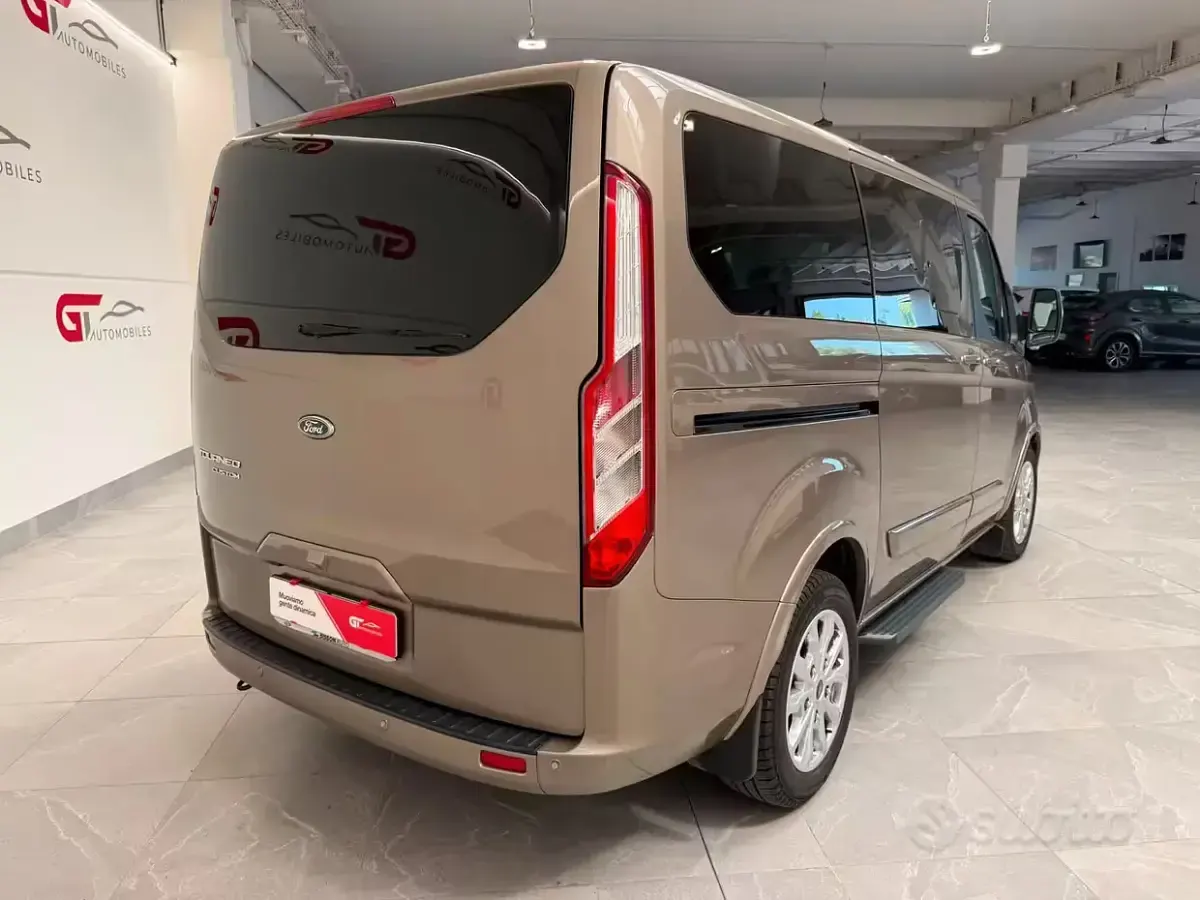 Usata Ford Tourneo Custom Titanium 185 CV (136 kW) 2022 Grigio Furgone