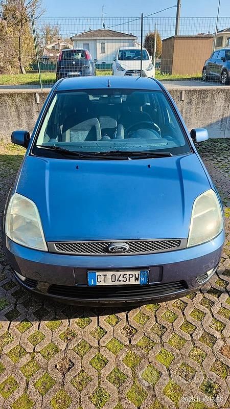 Usata Ford Fiesta 75 CV (55 kW) 2005 Blu Utilitaria
