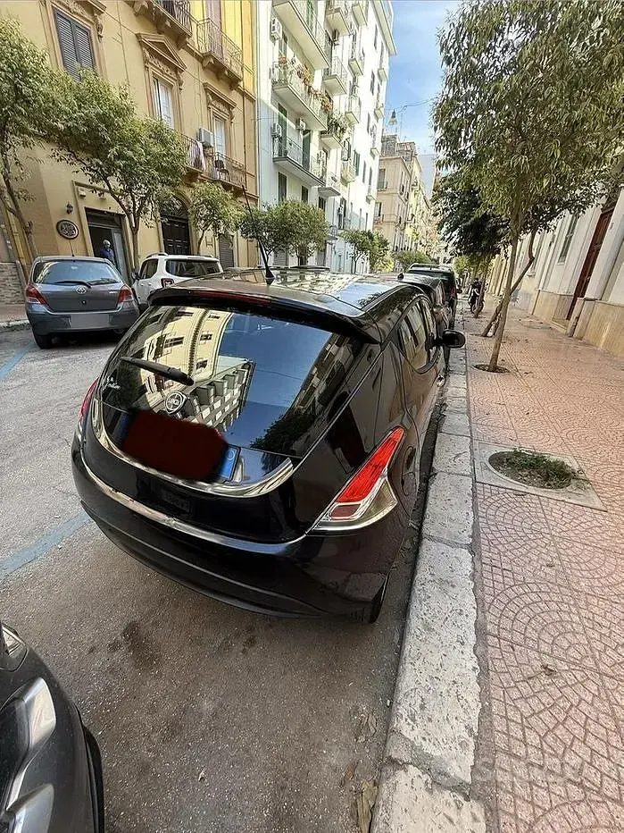 Usata Lancia Ypsilon 69 CV (50 kW) 2015 Nero Utilitaria