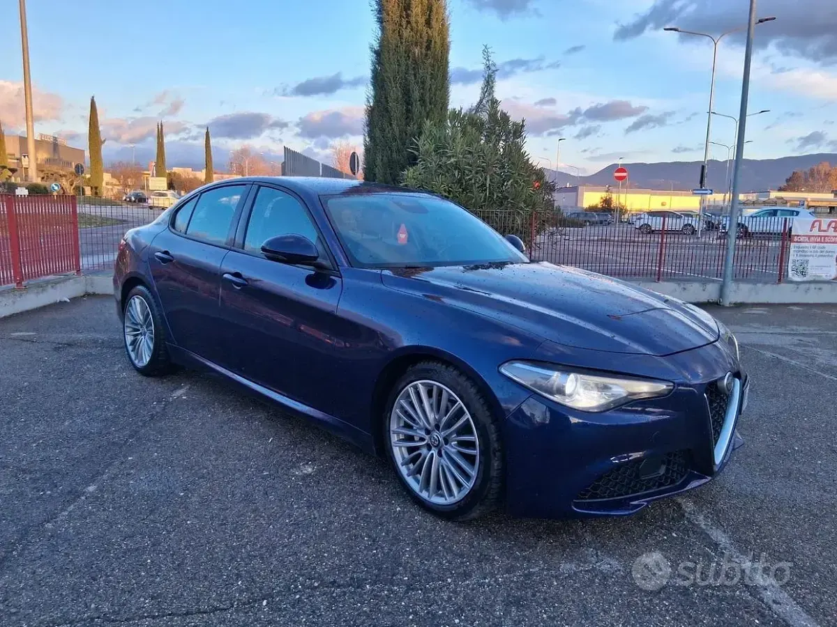 Usata Alfa Romeo Giulia 150 CV (110 kW) 2017 Bluazzurro Berlina