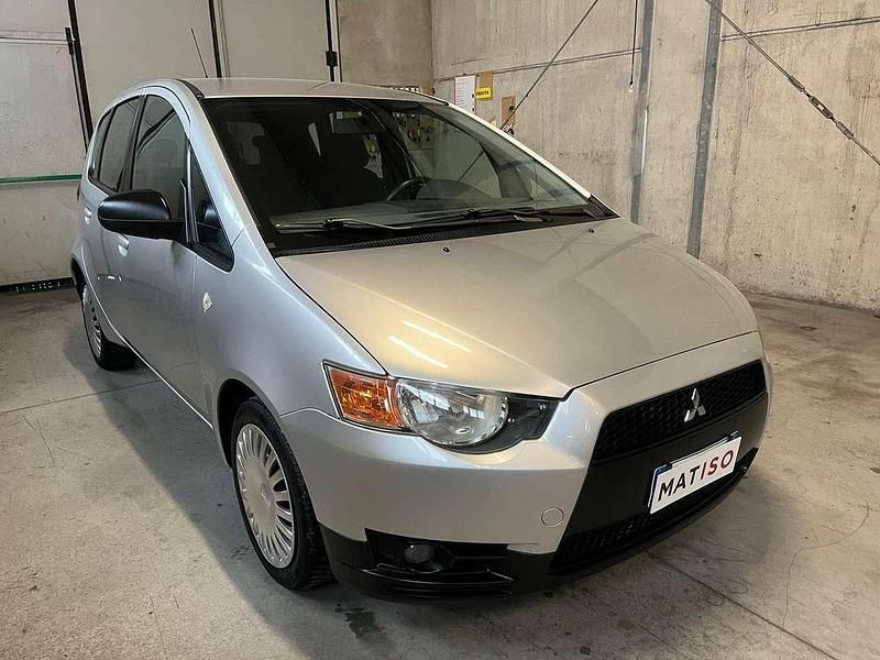 Beige Usata 2011 Mitsubishi Colt Invite Tre volumi | 3490 € (Super prezzo) - Immagine 1/4
