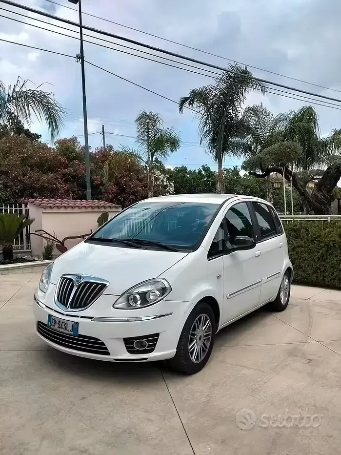 Usata Lancia Musa 77 CV (56 kW) 2012 Bianco Monovolume