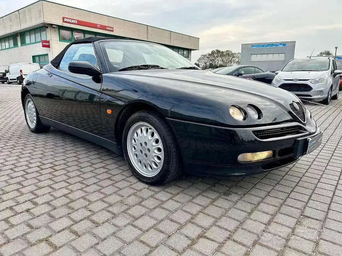 Usata Alfa Romeo Spider 150 CV (110 kW) 1997 Nero Cabrio
