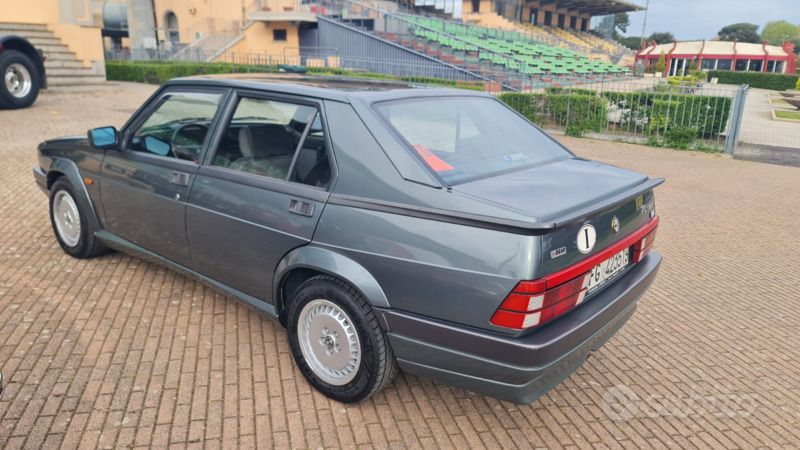 Usata Alfa Romeo 75 148 CV (108 kW) 1989 Verde Berlina