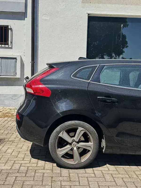 Usata Volvo V40 Business Edition 120 CV (88 kW) 2016 Nero Berlina