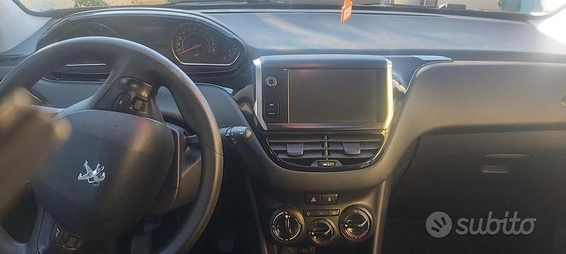 Usata Peugeot 208 68 CV (50 kW) 2015 Utilitaria