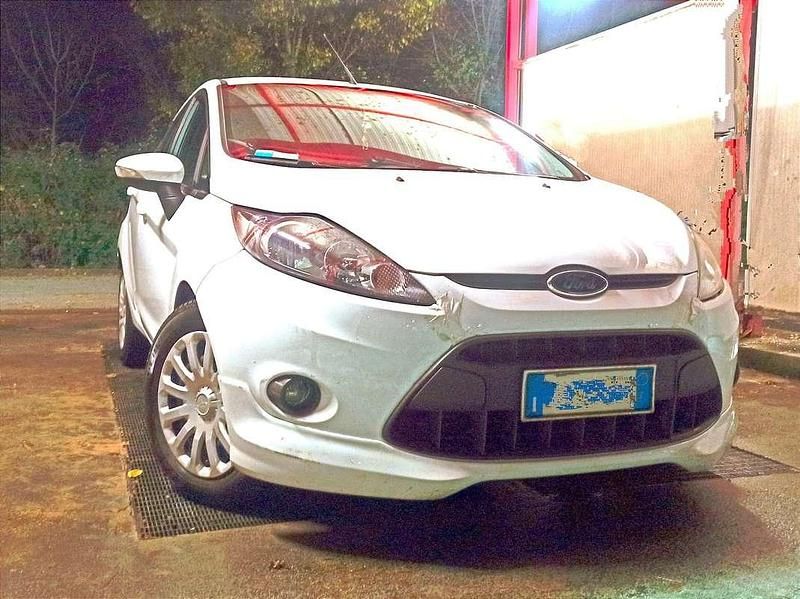 Usata Ford Fiesta 95 CV (69 kW) 2009 Bianco Berlina