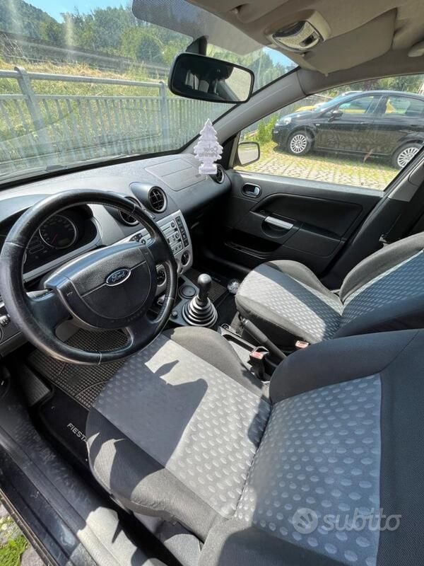 Usata Ford Fiesta 68 CV (50 kW) 2005 Nero Utilitaria