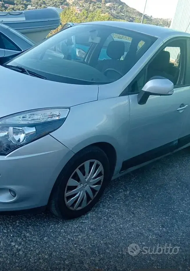 Usata Renault Scénic III 110 CV (80 kW) 2010 Grigio Monovolume