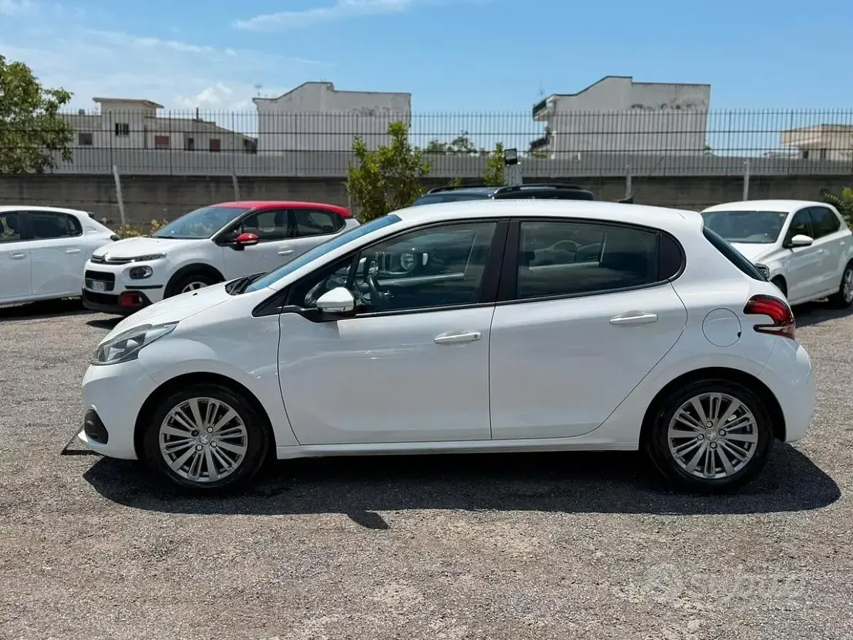 Usata Peugeot 208 Active 82 CV (60 kW) 2018 Bianco Utilitaria
